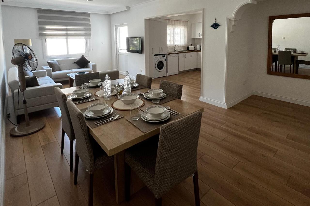 Stylish 3 Bedroom Apartment In キレニア エクステリア 写真