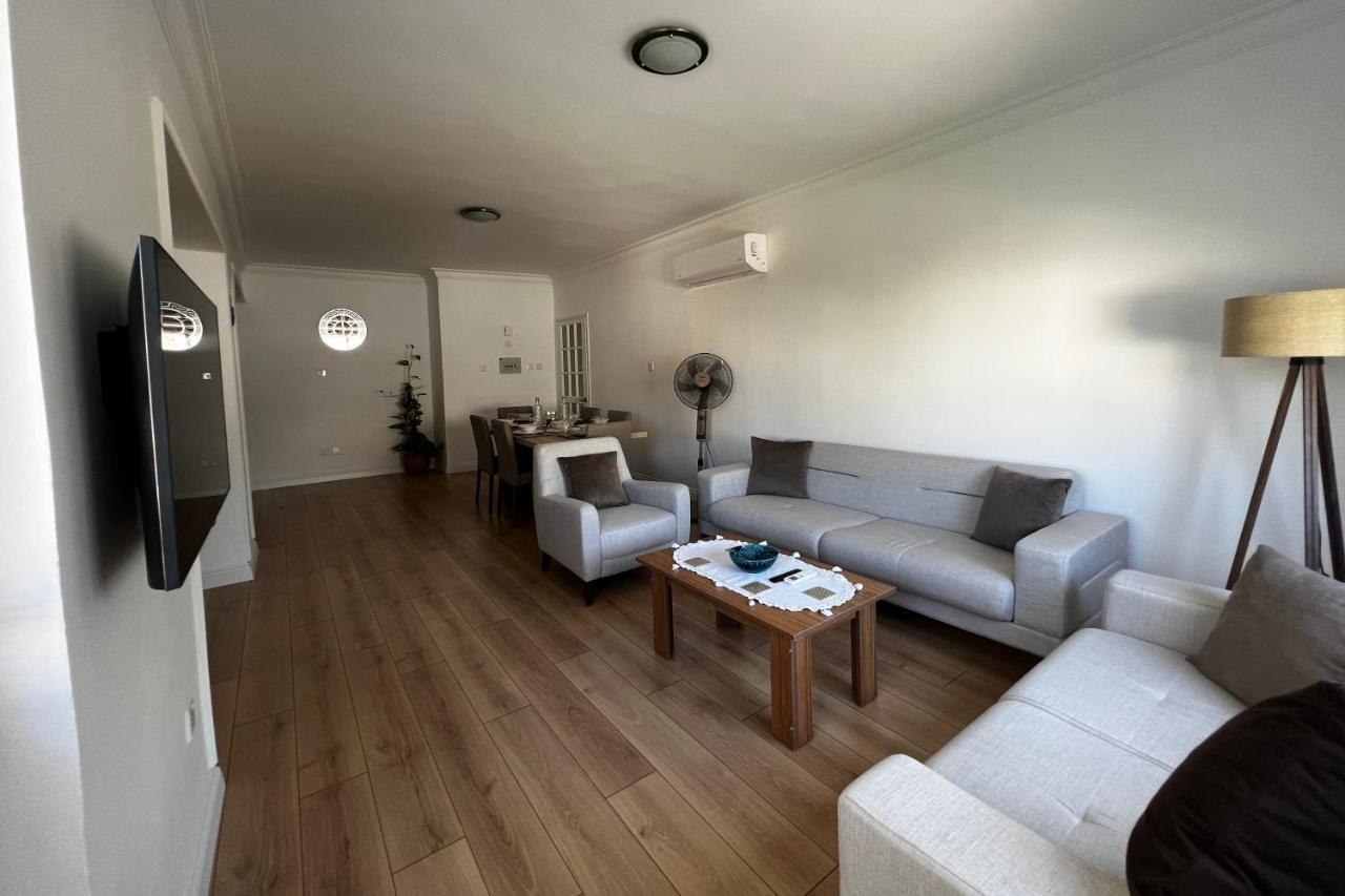 Stylish 3 Bedroom Apartment In キレニア エクステリア 写真
