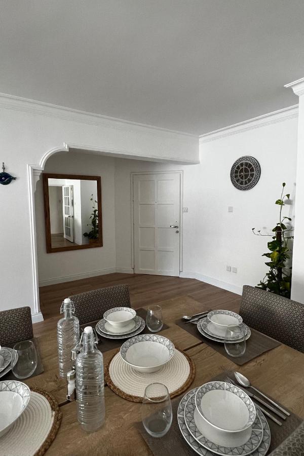 Stylish 3 Bedroom Apartment In キレニア エクステリア 写真