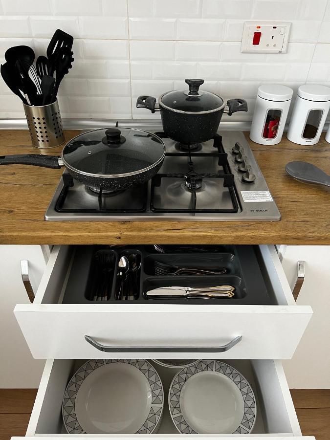 Stylish 3 Bedroom Apartment In キレニア エクステリア 写真