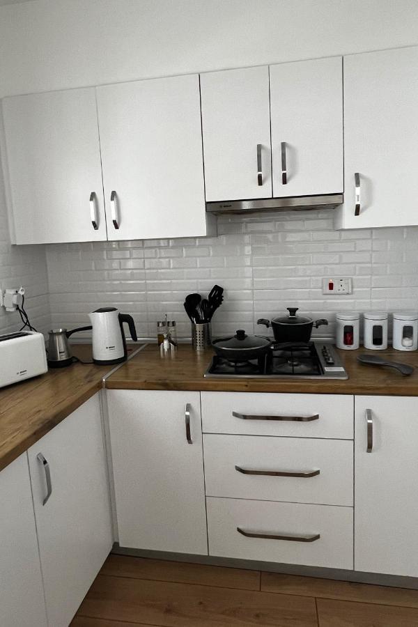 Stylish 3 Bedroom Apartment In キレニア エクステリア 写真
